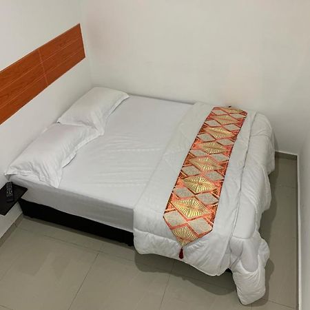 Orange Villa Hotel Near Palm Mall Серембан  Экстерьер фото